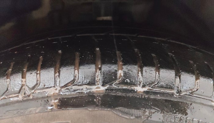 2015 Volkswagen Polo HIGHLINE1.2L, CNG, Manual, 83,337 km, Right Front Tyre Tread