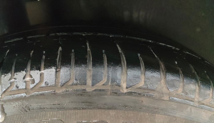 2015 Volkswagen Polo HIGHLINE1.2L, CNG, Manual, 83,337 km, Right Rear Tyre Tread