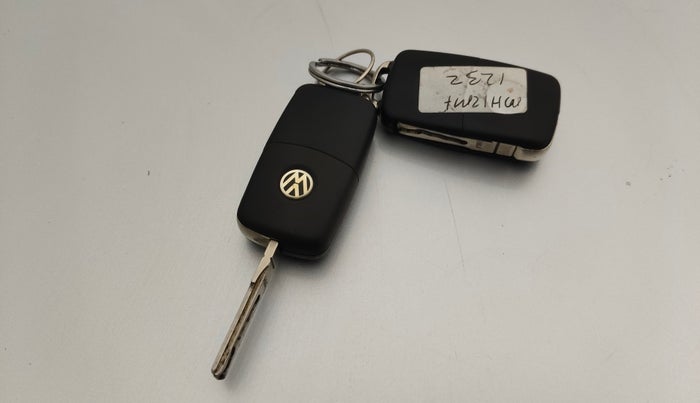 2015 Volkswagen Polo HIGHLINE1.2L, CNG, Manual, 83,337 km, Key Close Up