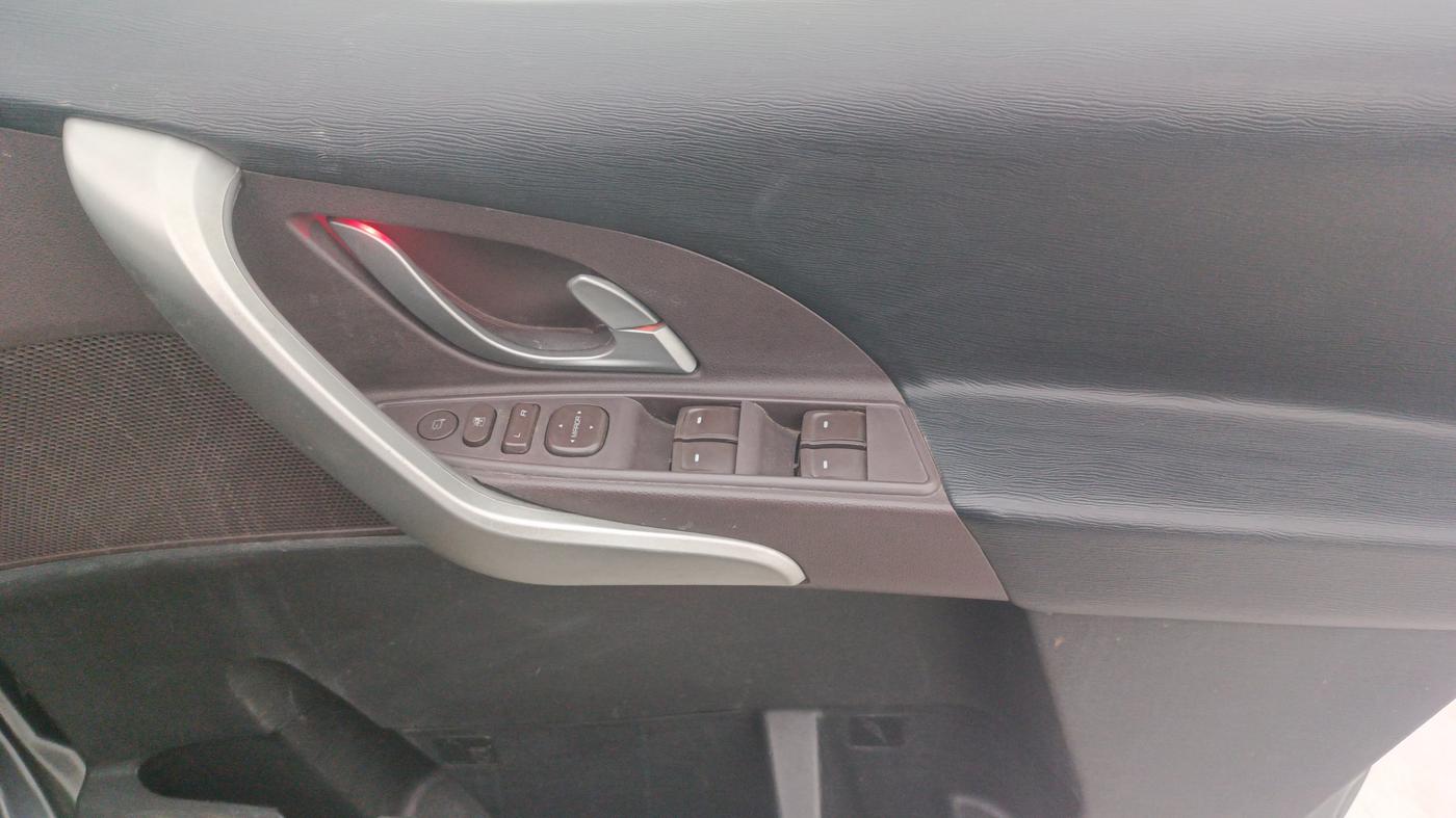 2014 Mahindra XUV500 W8, Diesel, Manual, 92,798 km, Driver Side Door Panels Control