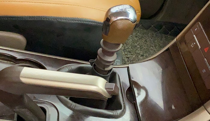 2013 Mahindra XUV500 W8, Diesel, Manual, 98,601 km, Gear Lever