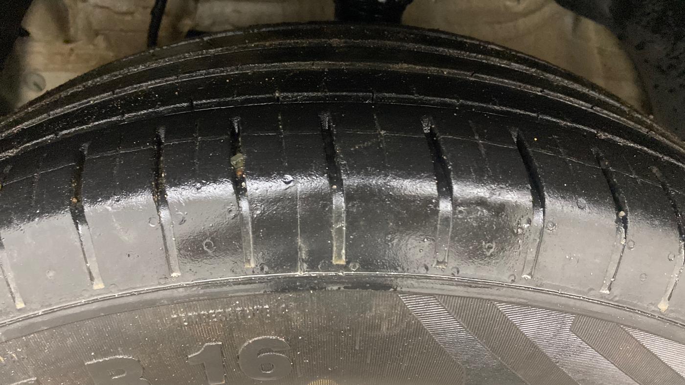 2023 Mahindra XUV300 W6 1.2 PETROL, Petrol, Manual, 25,160 km, Left Front Tyre Tread