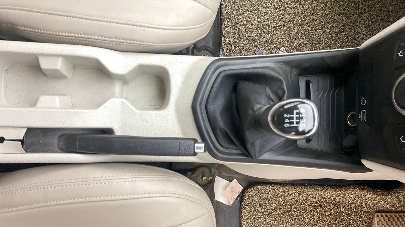 2023 Mahindra XUV300 W6 1.2 PETROL, Petrol, Manual, 25,160 km, Gear Lever