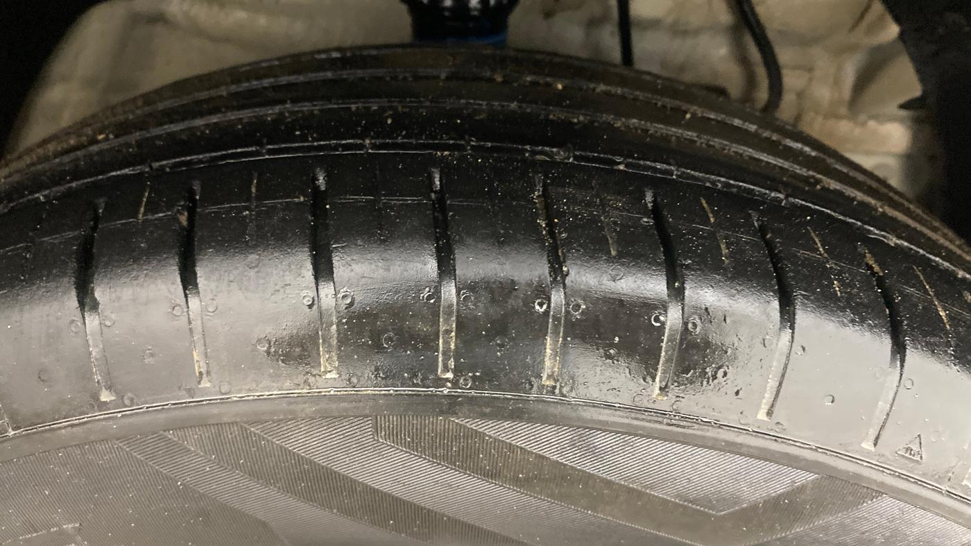 2023 Mahindra XUV300 W6 1.2 PETROL, Petrol, Manual, 25,160 km, Right Front Tyre Tread