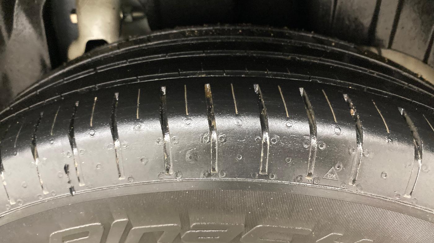 2023 Mahindra XUV300 W6 1.2 PETROL, Petrol, Manual, 25,160 km, Left Rear Tyre Tread