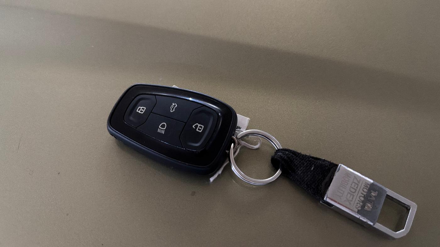 2023 Tata NEXON XZA PLUS LUX SUNROOF KAZIRANGA PETROL, Petrol, Automatic, 21,191 km, Key Close Up