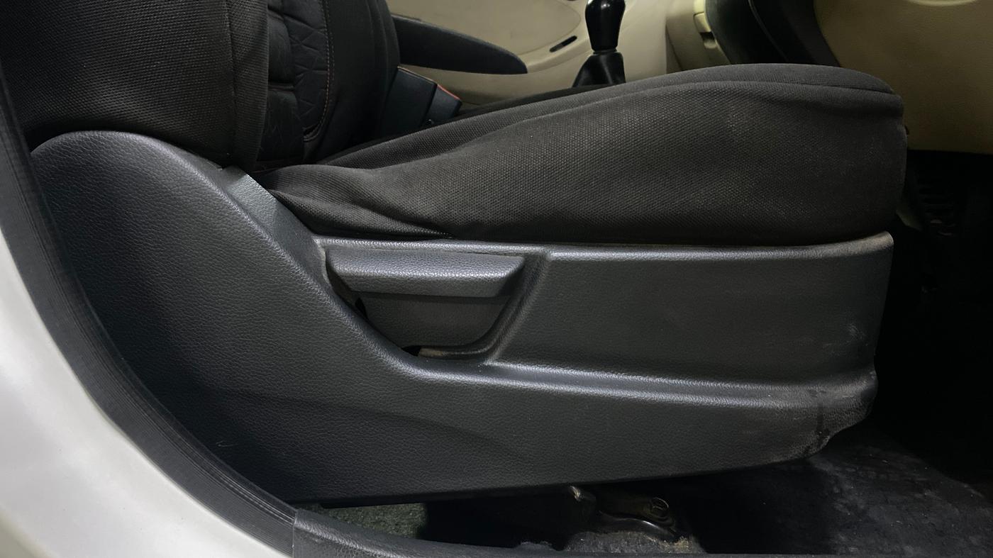 2015 Hyundai Eon ERA +, Petrol, Manual, 1,10,980 km, Driver Side Adjustment Panel