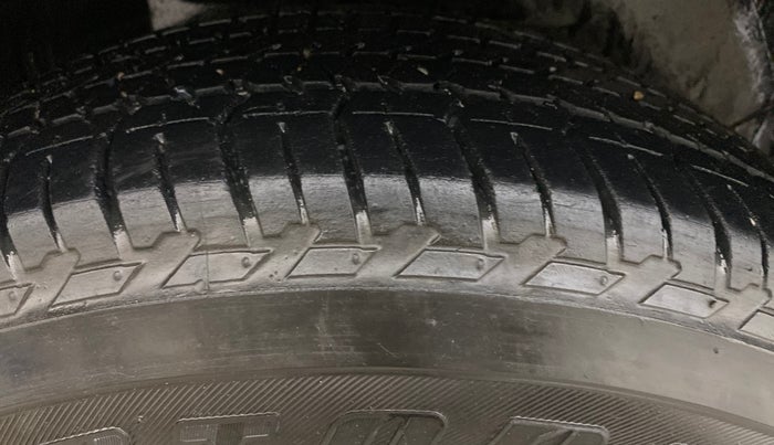 2017 Mahindra XUV500 W10 AT, Diesel, Automatic, 1,11,323 km, Right Rear Tyre Tread