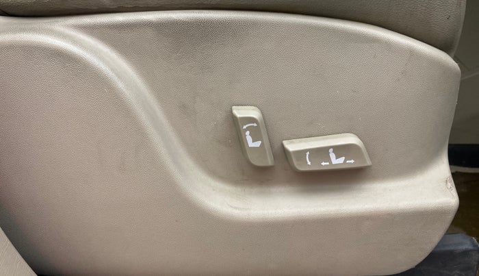 2017 Mahindra XUV500 W10 AT, Diesel, Automatic, 1,11,323 km, Driver Side Adjustment Panel