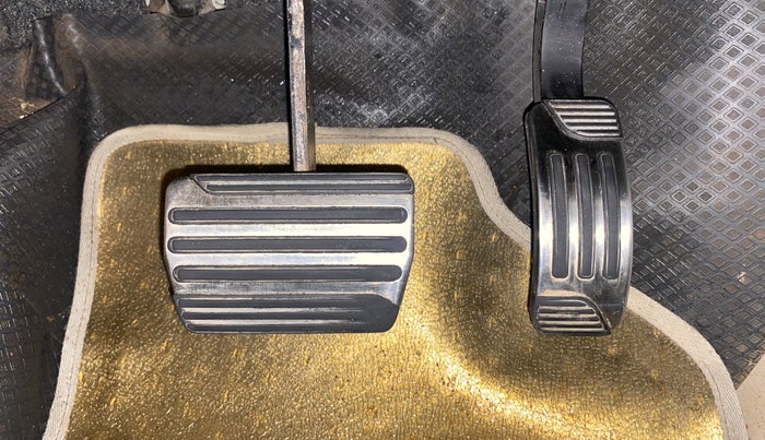 2017 Mahindra XUV500 W10 AT, Diesel, Automatic, 1,11,323 km, Pedals