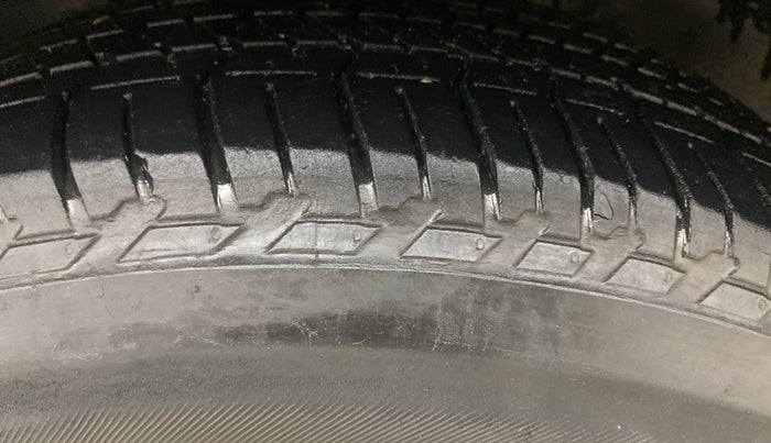 2017 Mahindra XUV500 W10 AT, Diesel, Automatic, 1,11,323 km, Left Front Tyre Tread