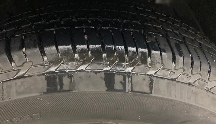 2017 Mahindra XUV500 W10 AT, Diesel, Automatic, 1,11,323 km, Right Front Tyre Tread