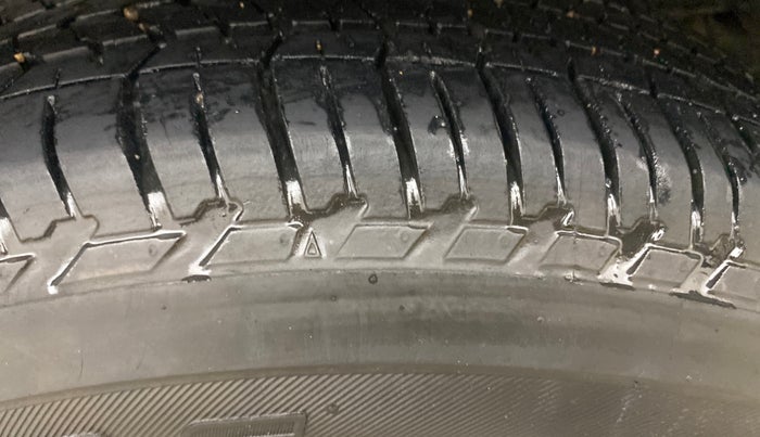 2017 Mahindra XUV500 W10 AT, Diesel, Automatic, 1,11,323 km, Left Rear Tyre Tread