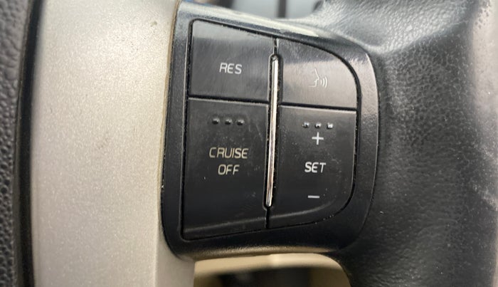 2017 Mahindra XUV500 W10 AT, Diesel, Automatic, 1,11,323 km, Adaptive Cruise Control