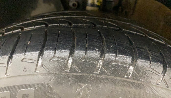 2015 Volkswagen Polo HIGHLINE1.5L, Diesel, Manual, 1,43,737 km, Left Front Tyre Tread