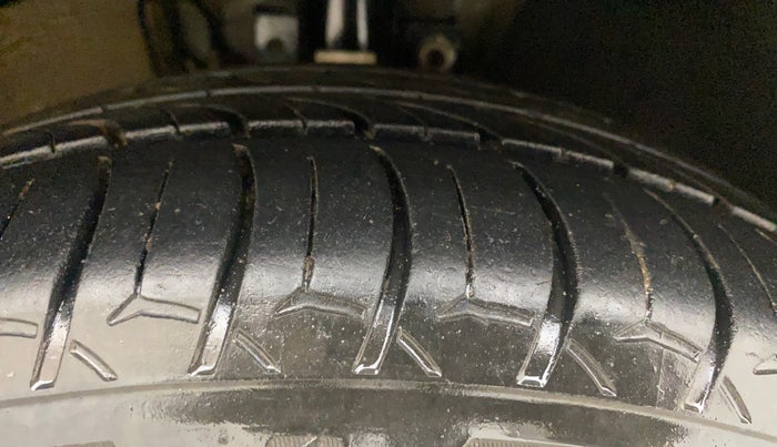 2015 Volkswagen Polo HIGHLINE1.5L, Diesel, Manual, 1,43,737 km, Right Front Tyre Tread