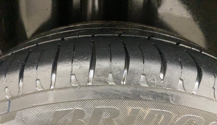 2015 Volkswagen Polo HIGHLINE1.5L, Diesel, Manual, 1,43,737 km, Right Rear Tyre Tread