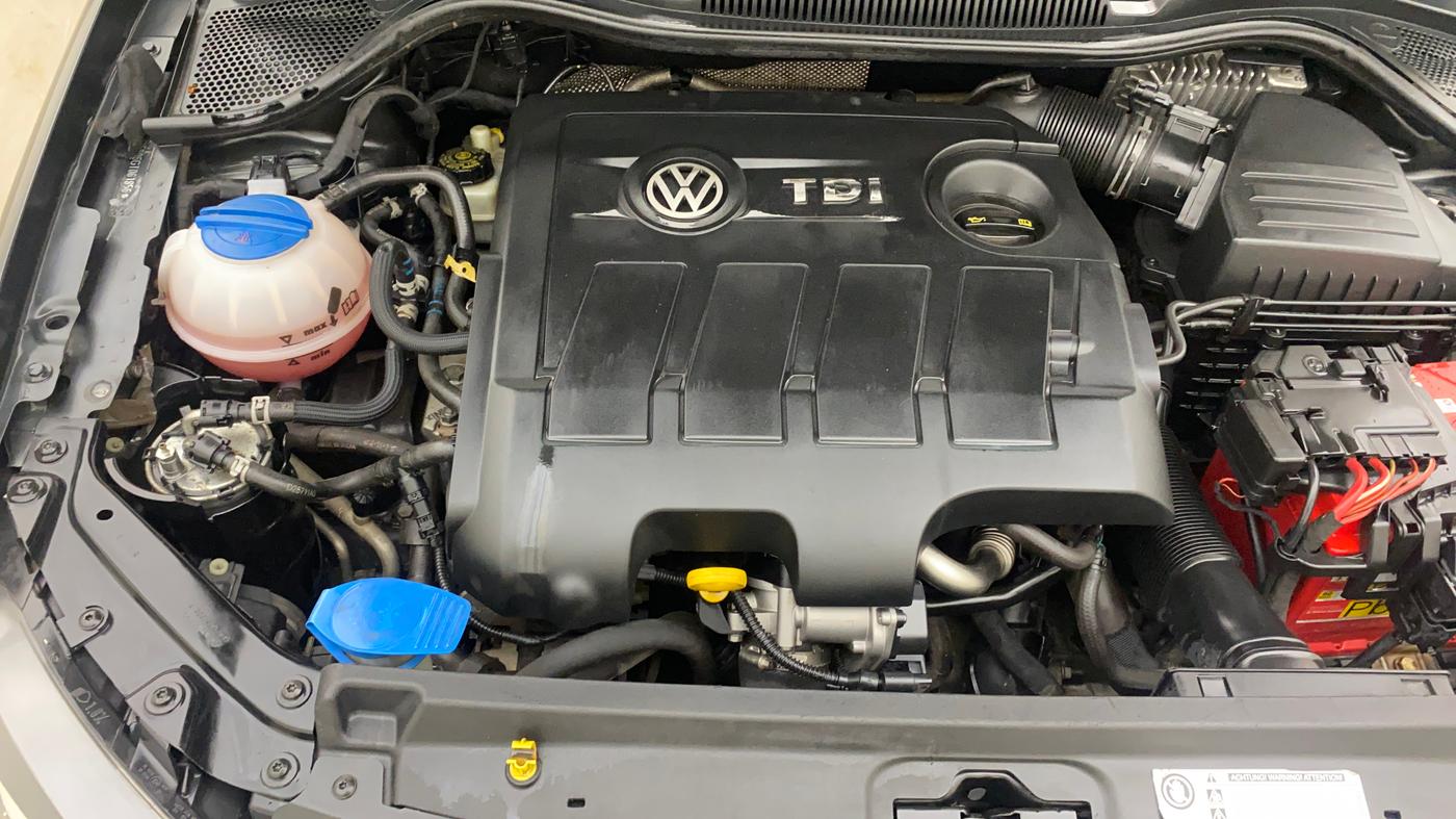 2015 Volkswagen Polo HIGHLINE1.5L, Diesel, Manual, 1,43,843 km, Engine View - Right