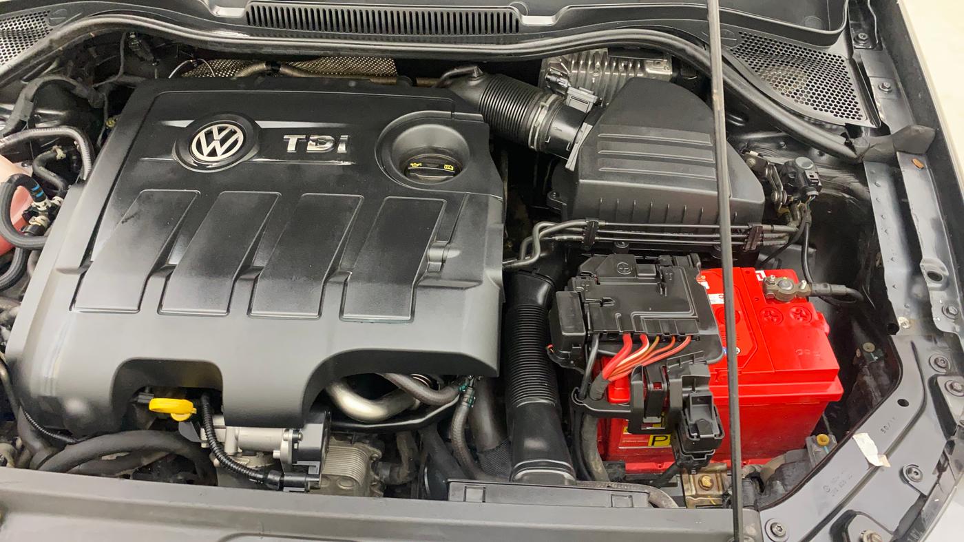 2015 Volkswagen Polo HIGHLINE1.5L, Diesel, Manual, 1,43,843 km, Engine View - Left