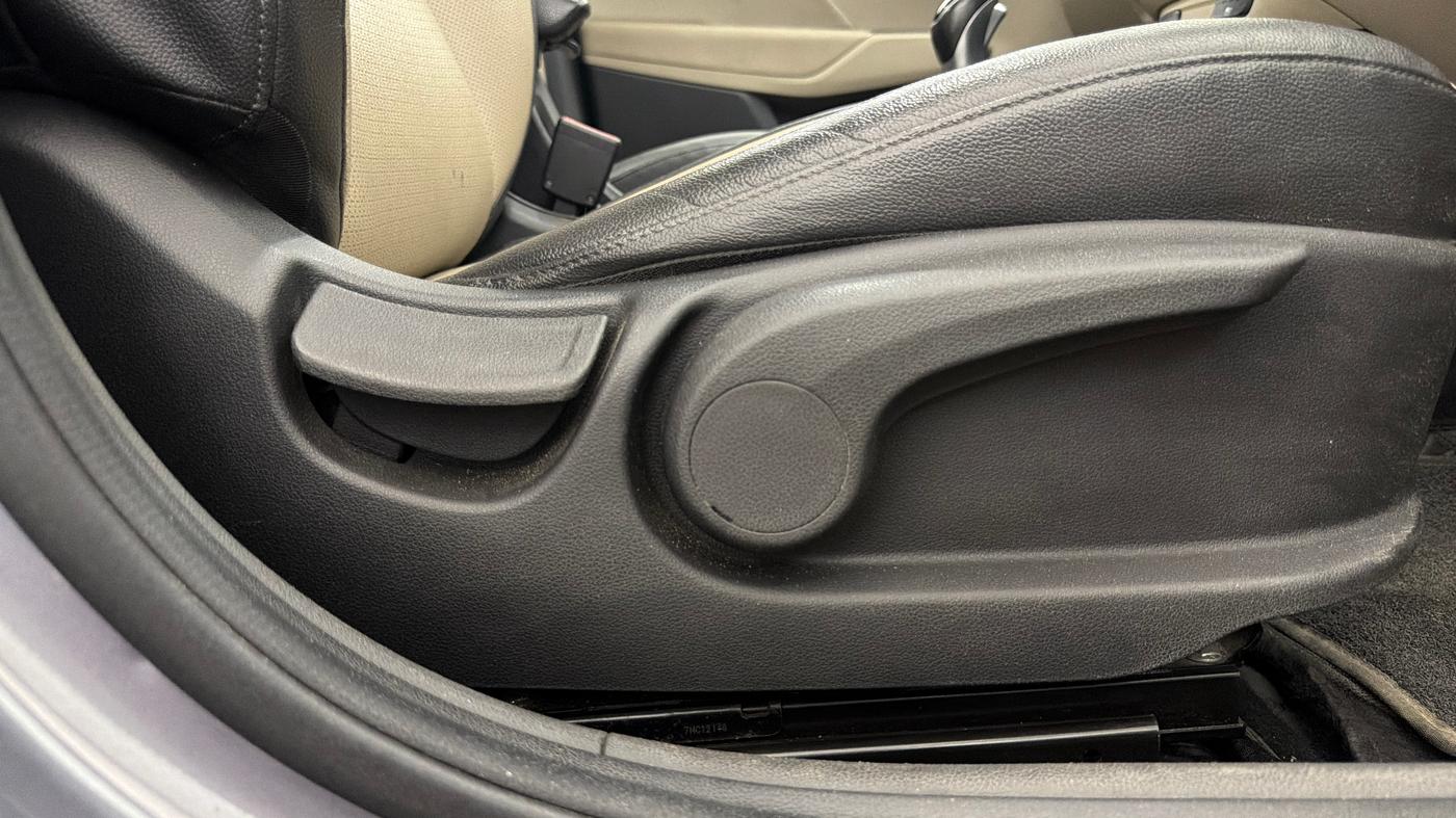 2017 Hyundai Verna 1.6 VTVT SX (O) AT, Petrol, Automatic, 36,476 km, Driver Side Adjustment Panel