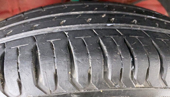 2020 Maruti Swift LXI D, Petrol, Manual, 18,189 km, Right Front Tyre Tread