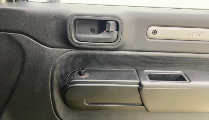 2022 Mahindra Thar LX PETROL HT 4WD AT, Petrol, Automatic, 34,063 km, Driver Side Door Panels Control