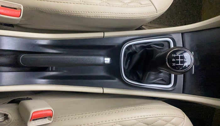 2018 Maruti Ciaz DELTA 1.5 SHVS MT PETROL, Petrol, Manual, 1,11,327 km, Gear Lever