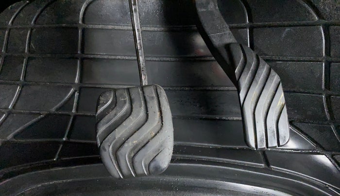 2018 Renault Kwid RXT 1.0 EASY-R AT OPTION, CNG, Automatic, 25,938 km, Pedals