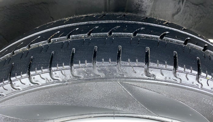 2018 Renault Kwid RXT 1.0 EASY-R AT OPTION, CNG, Automatic, 25,938 km, Left Rear Tyre Tread