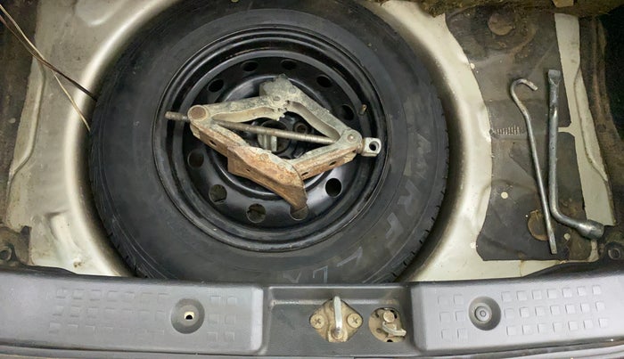2011 Maruti Swift VDI, Diesel, Manual, 83,508 km, Dicky (Boot door) - Jack missing