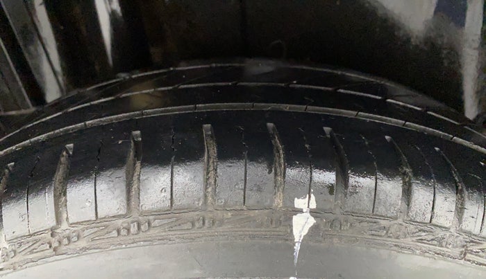2013 Maruti Swift VXI D, Petrol, Manual, 36,750 km, Right Rear Tyre Tread