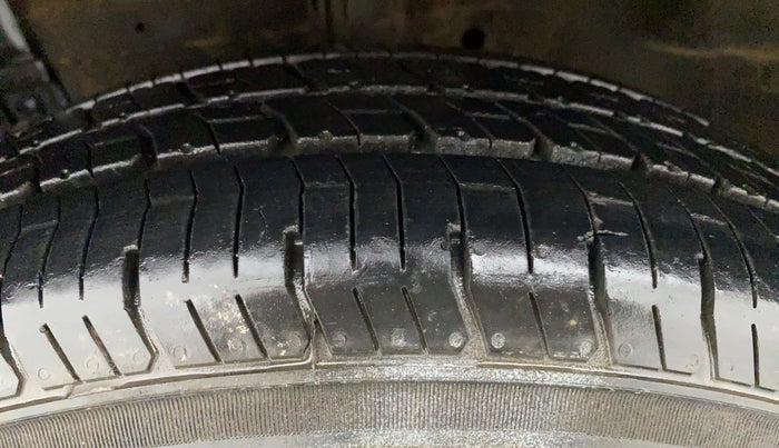 2013 Maruti Swift VXI D, Petrol, Manual, 36,750 km, Left Front Tyre Tread