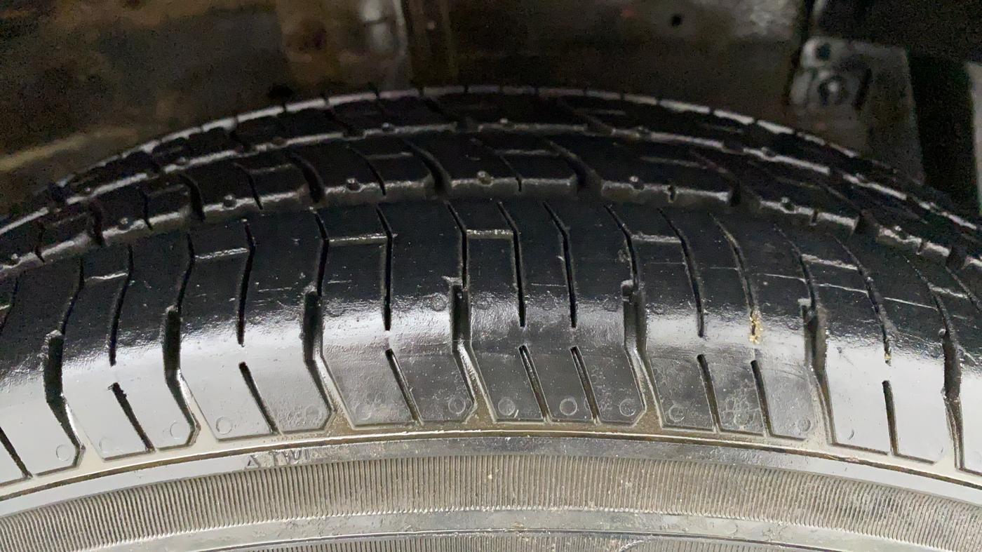2013 Maruti Swift VXI D, Petrol, Manual, 36,750 km, Right Front Tyre Tread