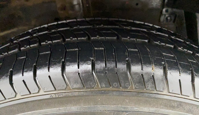 2013 Maruti Swift VXI D, Petrol, Manual, 36,750 km, Right Front Tyre Tread