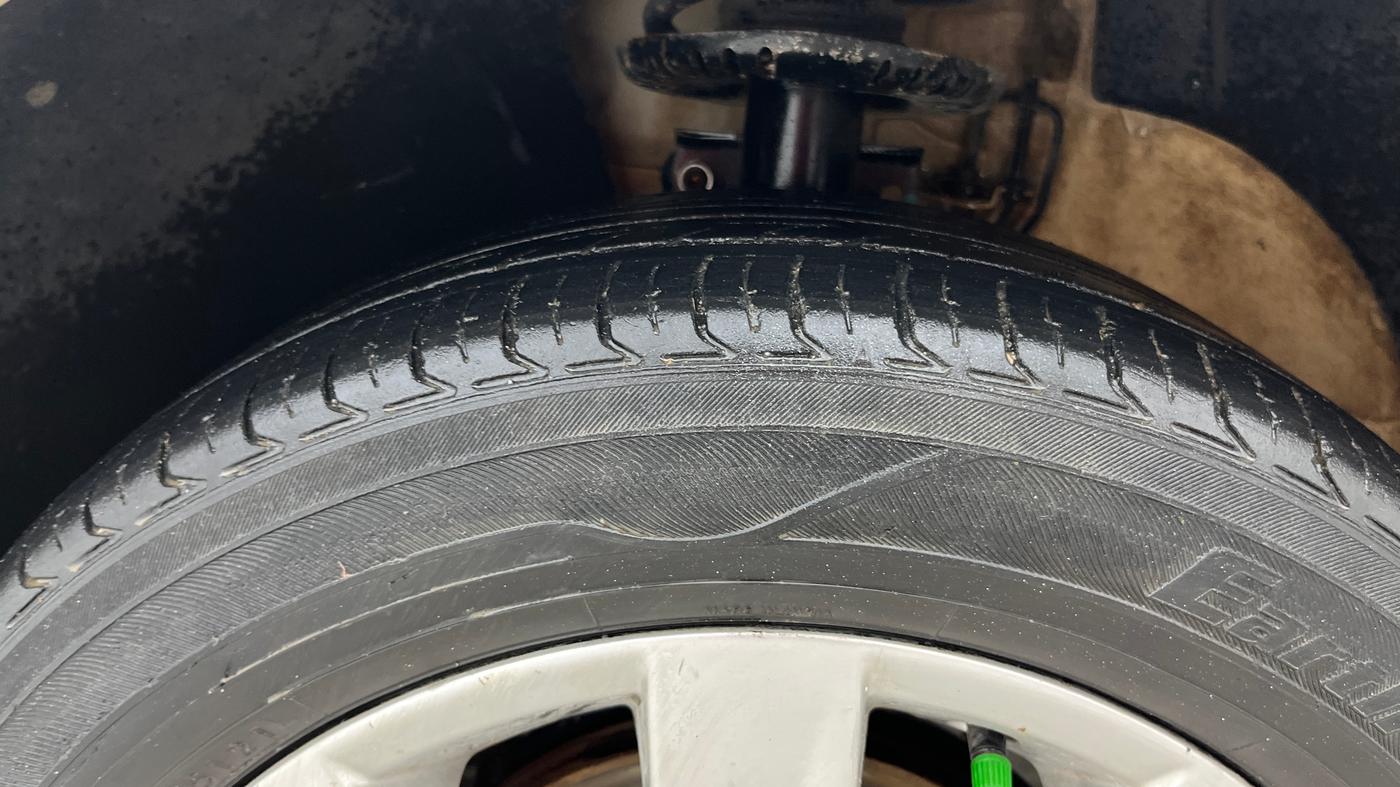2015 Volkswagen Polo HIGHLINE1.2L, Petrol, Manual, 85,932 km, Left Front Tyre Tread