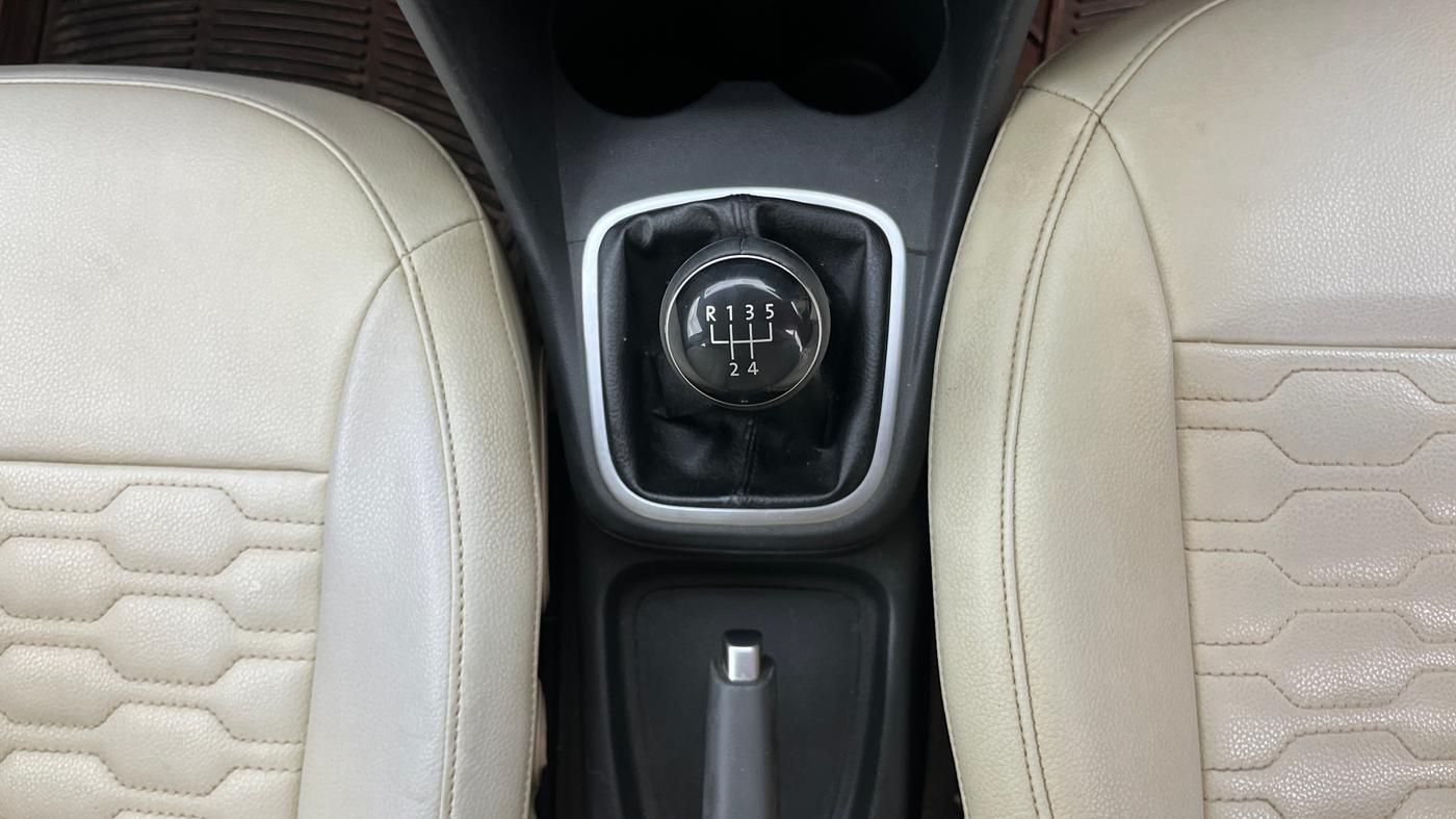 2015 Volkswagen Polo HIGHLINE1.2L, Petrol, Manual, 85,932 km, Gear Lever