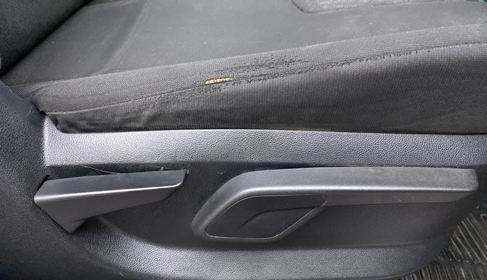 2017 Mahindra KUV 100 NXT K8 D 6 STR, Diesel, Manual, 97,352 km, Driver Side Adjustment Panel