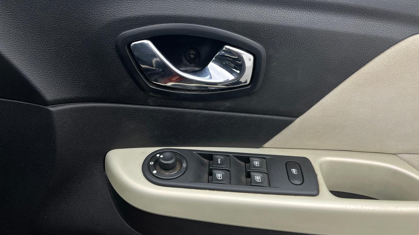 2017 Renault Captur PLATINE DIESEL , Diesel, Manual, 1,02,482 km, Driver Side Door Panels Control