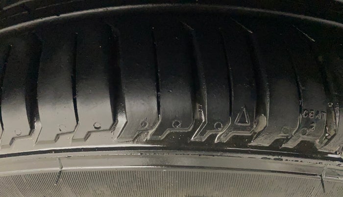 2014 Hyundai Xcent SX AT 1.2 (O), Petrol, Automatic, 1,09,489 km, Right Front Tyre Tread