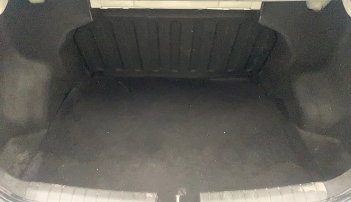 2014 Hyundai Xcent SX AT 1.2 (O), Petrol, Automatic, 1,09,489 km, Boot Inside