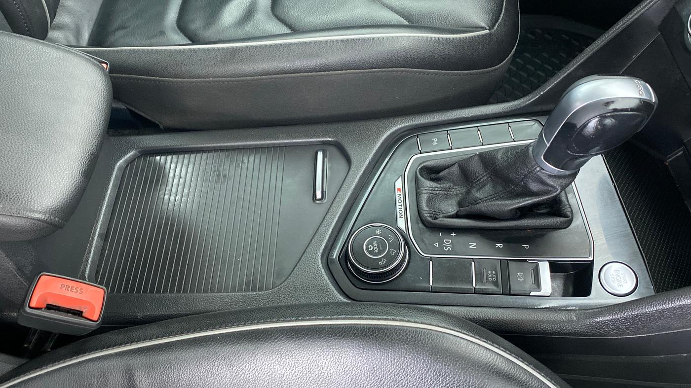 2018 Volkswagen TIGUAN HIGHLINE A/T, Diesel, Automatic, 88,907 km, Gear Lever