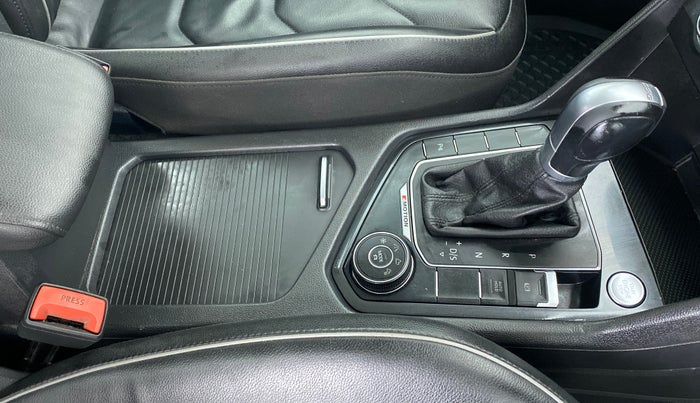 2018 Volkswagen TIGUAN HIGHLINE A/T, Diesel, Automatic, 88,907 km, Gear Lever