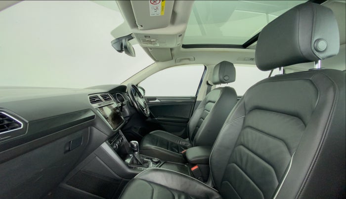 2018 Volkswagen TIGUAN HIGHLINE A/T, Diesel, Automatic, 88,907 km, Right Side Front Door Cabin