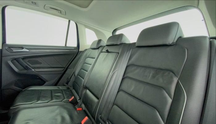 2018 Volkswagen TIGUAN HIGHLINE A/T, Diesel, Automatic, 88,907 km, Right Side Rear Door Cabin