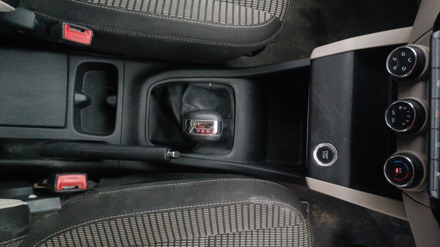 2023 Renault TRIBER RXZ AMT, Petrol, Automatic, 65,496 km, Gear Lever