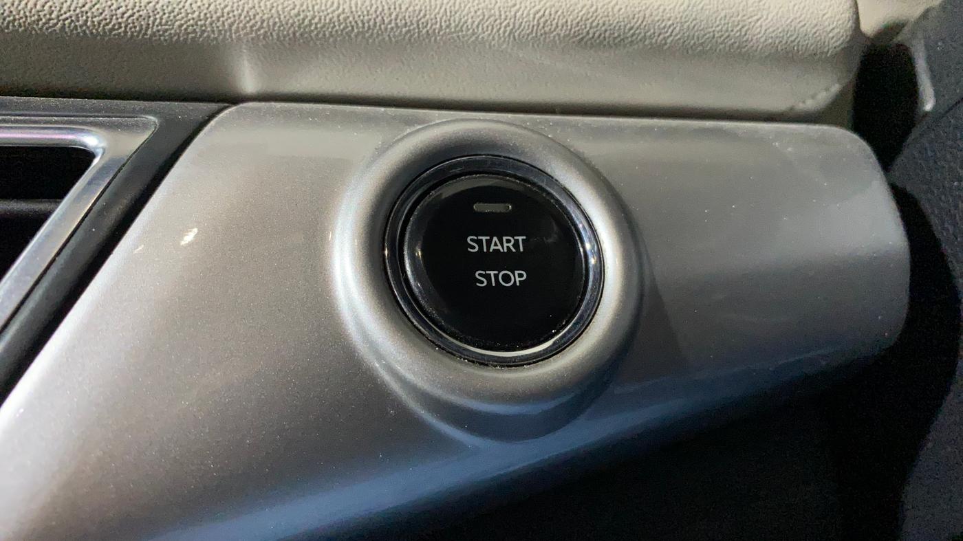 2021 Mahindra XUV700 AX 7 P AT 7 STR, Petrol, Automatic, 60,128 km, Keyless Start/ Stop Button