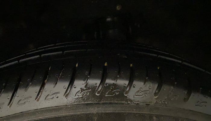 2021 Mahindra XUV700 AX 7 P AT 7 STR, Petrol, Automatic, 60,237 km, Left Rear Tyre Tread