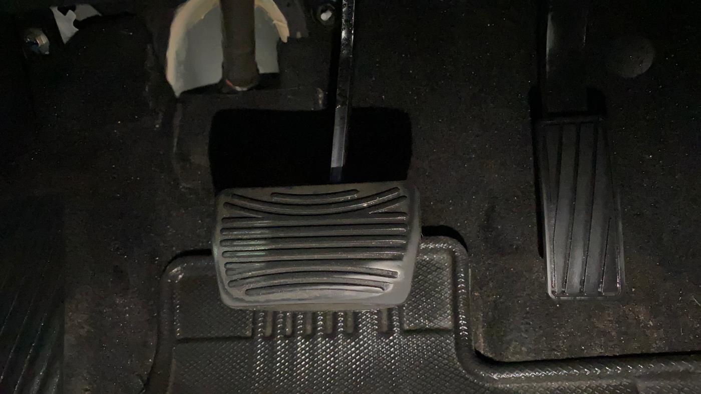 2021 Mahindra XUV700 AX 7 P AT 7 STR, Petrol, Automatic, 60,128 km, Pedals