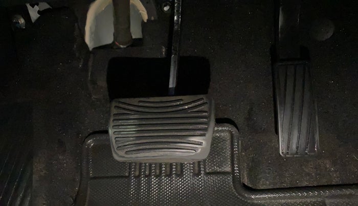 2021 Mahindra XUV700 AX 7 P AT 7 STR, Petrol, Automatic, 60,237 km, Pedals