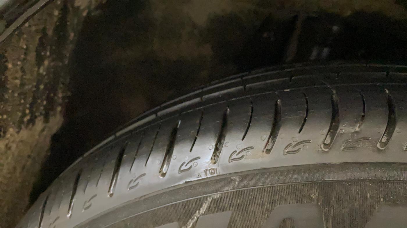 2021 Mahindra XUV700 AX 7 P AT 7 STR, Petrol, Automatic, 60,128 km, Right Rear Tyre Tread